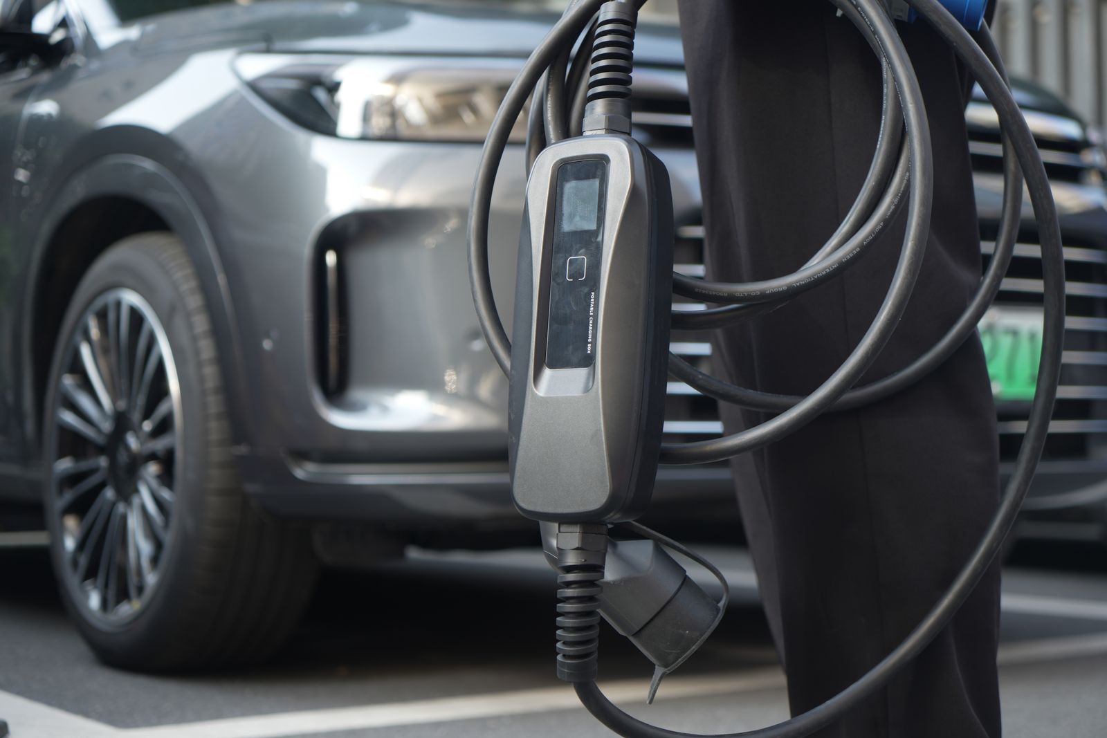 Cargador portátil Ecovolt cargando un auto eléctrico