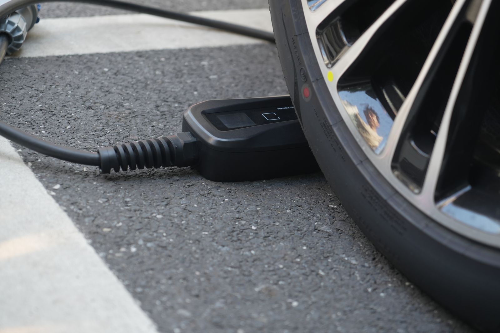 Cargador portátil Ecovolt en el garaje